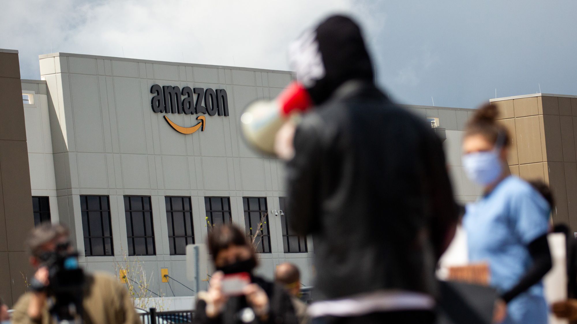 Amazon N.Y. Warehouse Workers’ Covid Suit Tossed by Judge