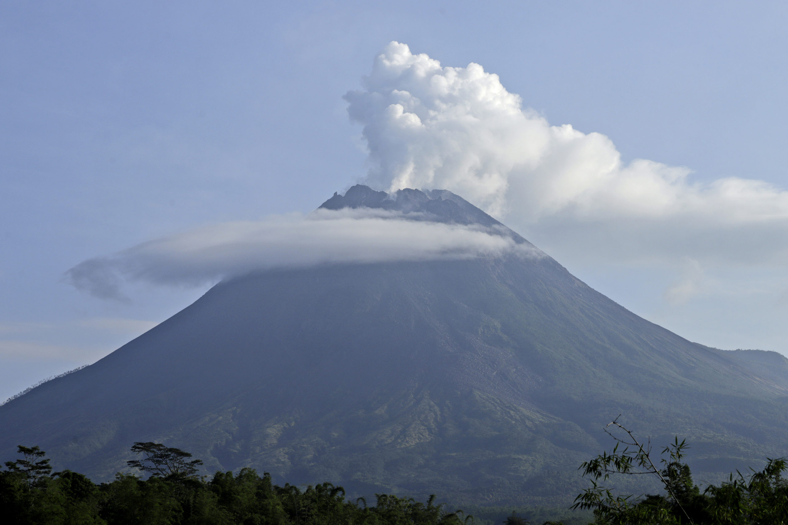  Indonesia  s Merapi Volcano  Spews Hot Clouds 500 Evacuate